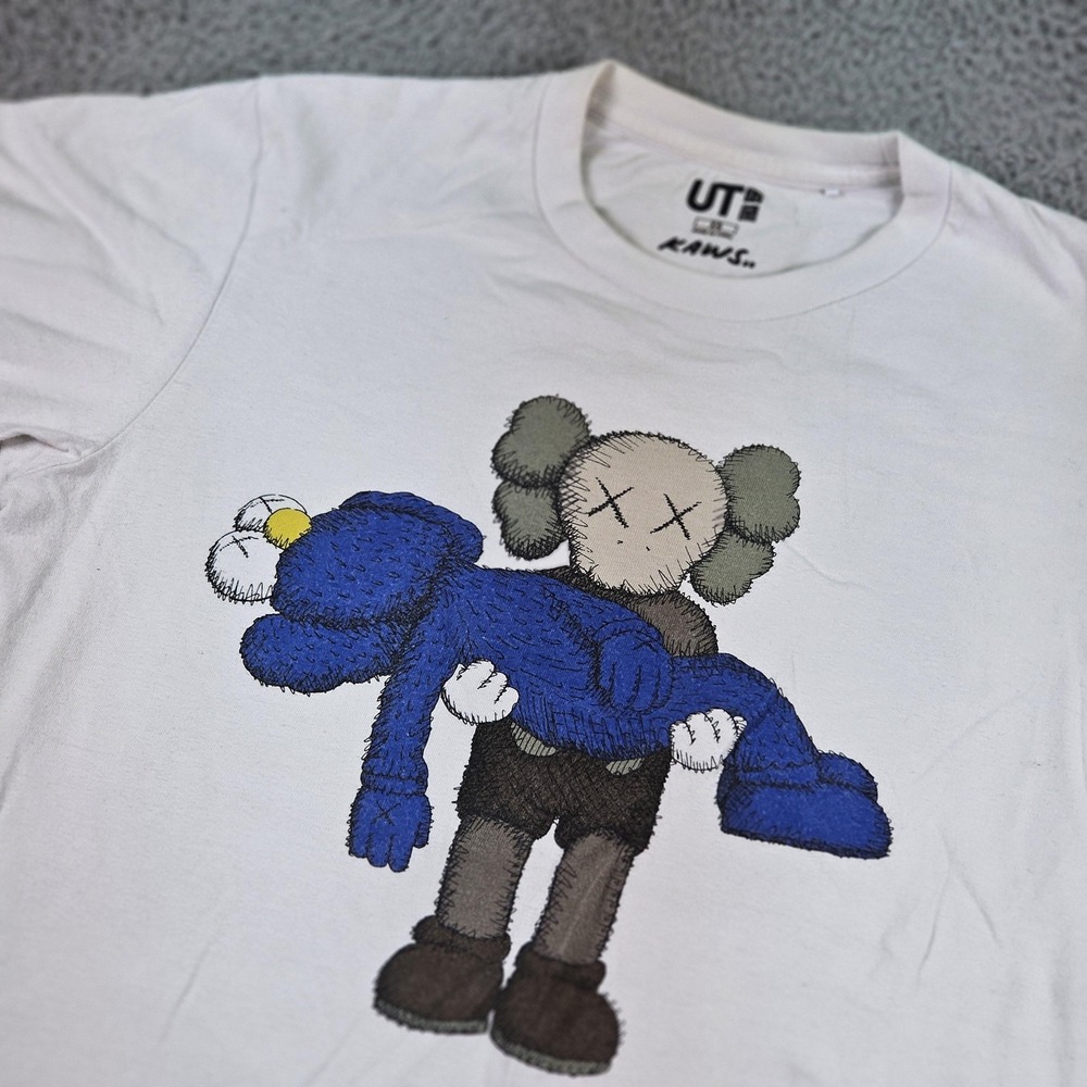 KAWS Uniqlo UT Shirt Mens XS White Sesame Street Companion Elmo Tee Graphic Art